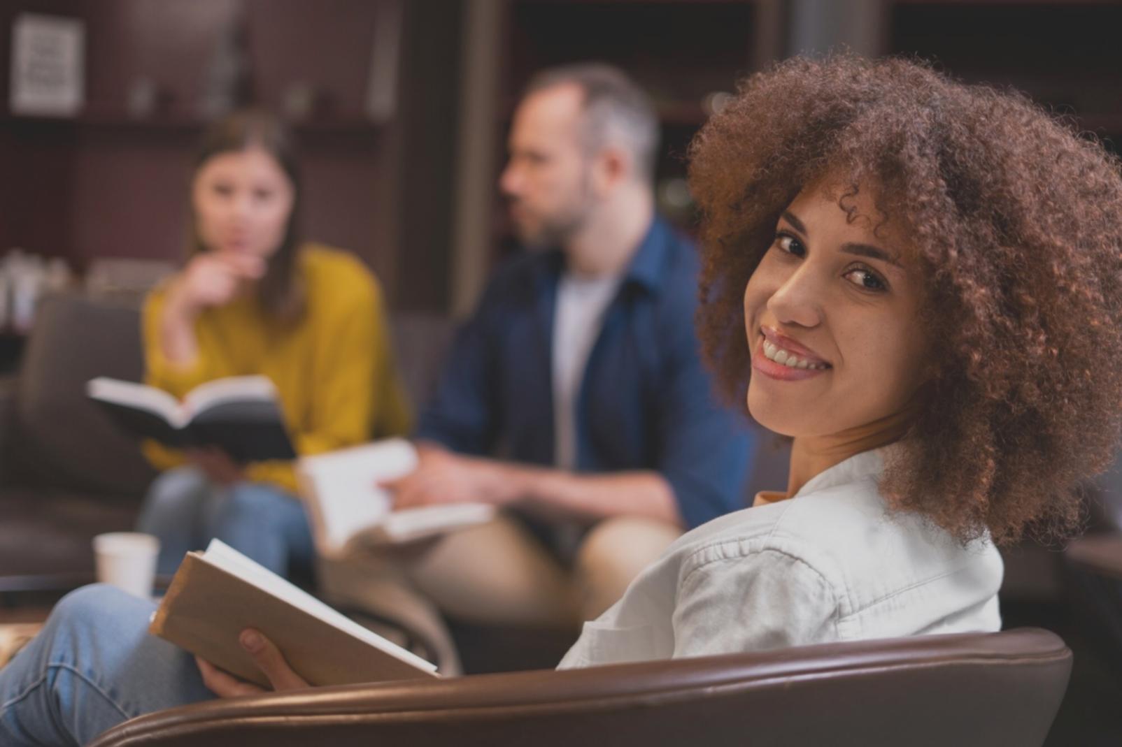 Detaillierte Finanzanalyse mit Diagrammen und Datenpunkten auf modernem Arbeitsplatz